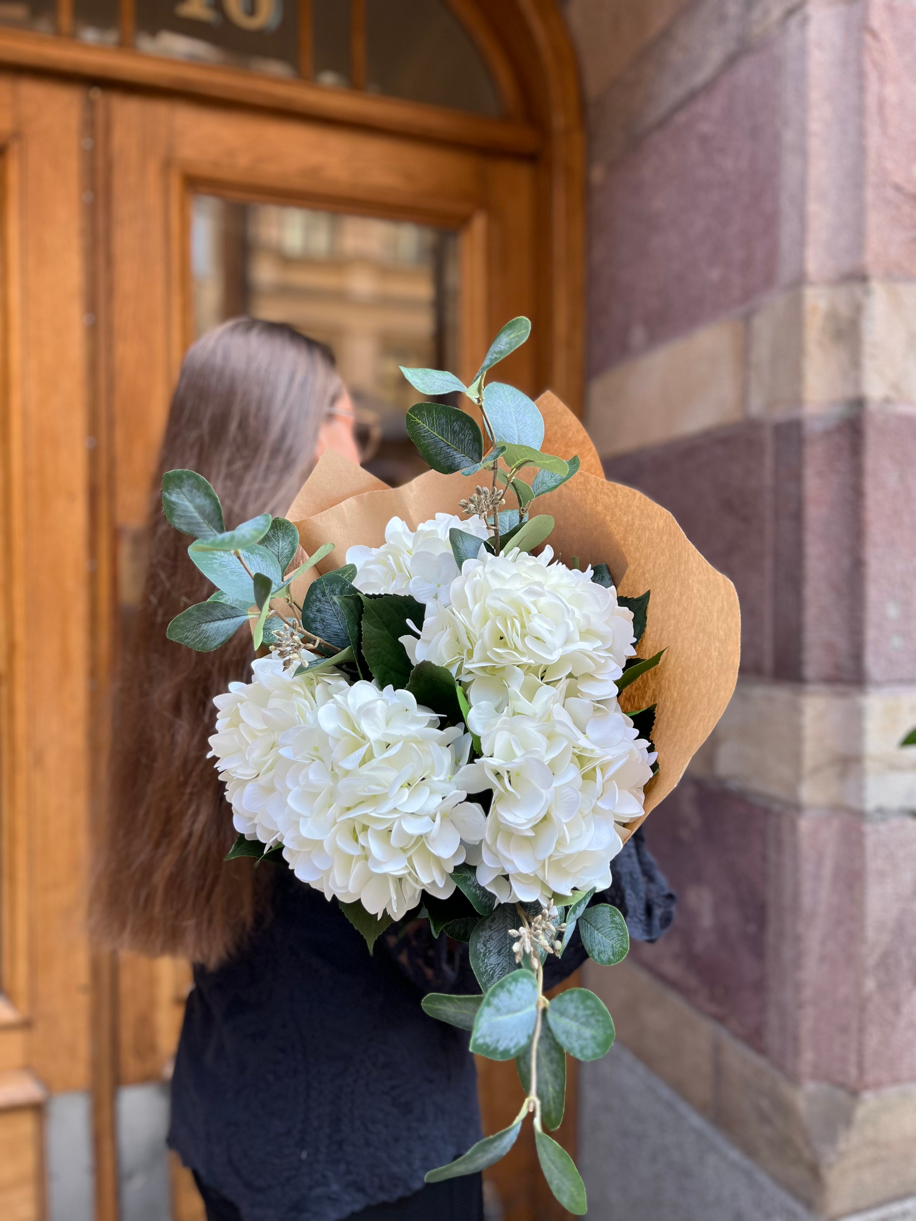 Hydrangea bouquet with berries, White