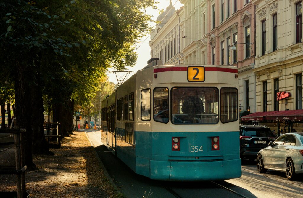 Klassisk Göteborgsspårvagn linje 2 vid trädallé i centrala Göteborg en solig sommardag