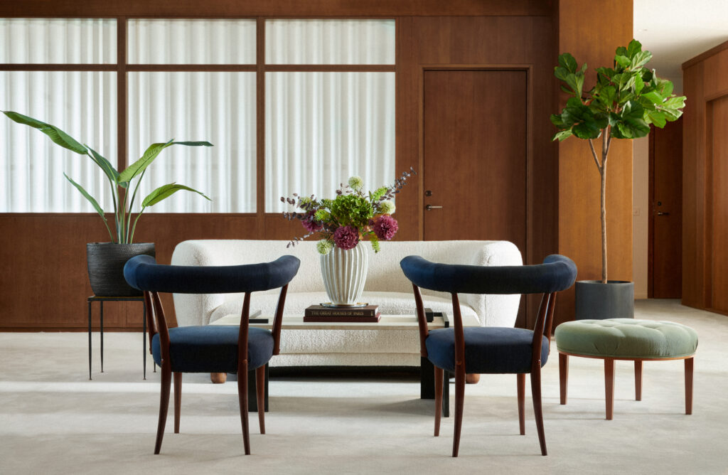 Konstgjord fiolfikus och vas med konstgjorda blommor i mörk elegant inredning — exempel från Redeko Flowers